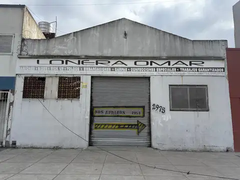 Galpón de 190m2. Salida a 2 calles. Sobre Avenida. Medidor Trifasico
