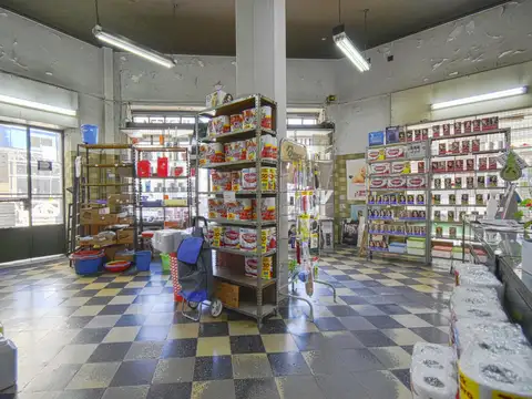 Venta Local  en Esquina  con Sótano en  San Telmo