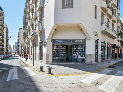 Venta Local  en Esquina  con Sótano en  San Telmo