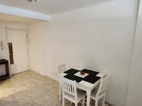 SARMIENTO Y URIBURU. Amplio monoambiente dividico. Sol de mañana.