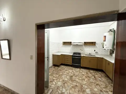 Casa tipo Ph en Venta de 4 ambientes. Con patio, lavadero y cochera. Centro Zárate