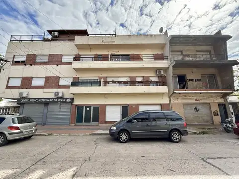 Casa tipo Ph en Venta de 4 ambientes. Con patio, lavadero y cochera. Centro Zárate