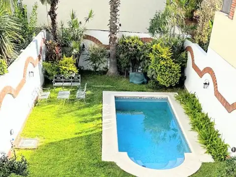 CHALET S/ LOTE 8,66 X 38. JARDIN, PILETA, PARRILLA y COCHERA