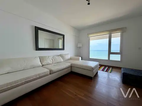Semipiso de 5 ambientes con vista al mar. Tres cocheras. Playa Grande.