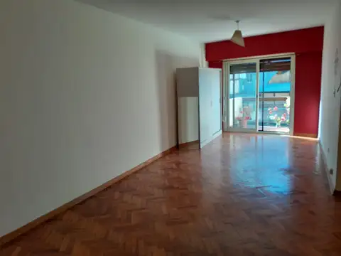 Amplio monoambiente con balcón