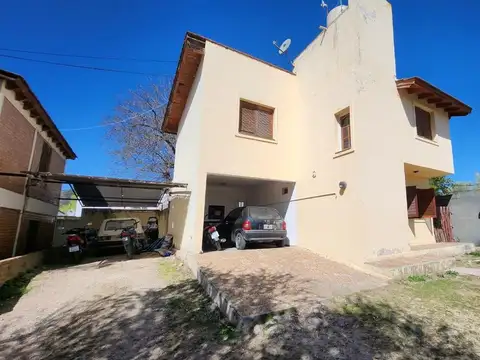 Casa en Venta con 2 cocheras