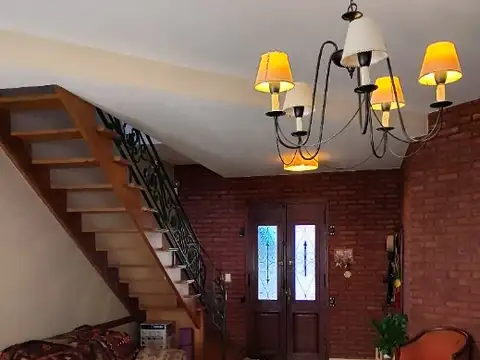 Casa 6 ambientes con 4 baños