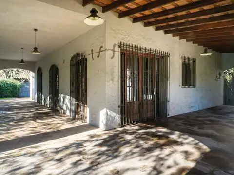 VENTA Casa colonial con pileta y parque en Luján