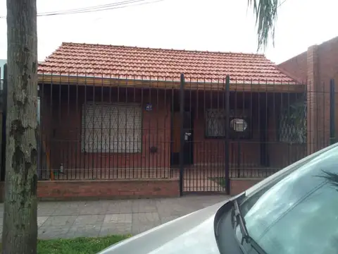 Depto tipo casa frente tres amb.-