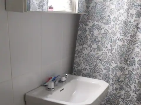 Depto tipo casa frente tres amb.-