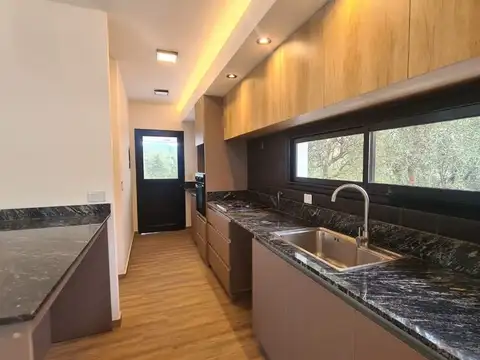 Casa 4 ambientes con 3 baños