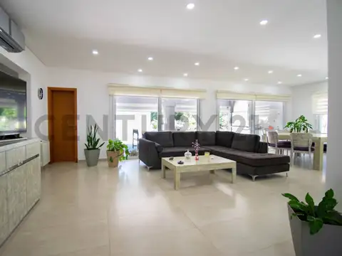 Casa en Venta con 2 cocheras