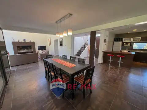 Casa en Alquiler con 1 cochera