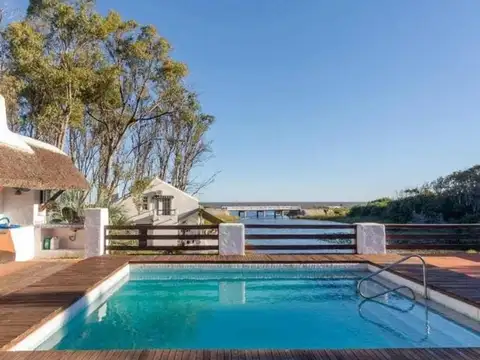 Casa en Alquiler con 2 cocheras