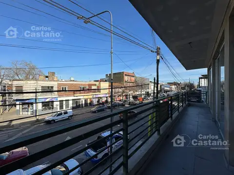 Local con Entrada Para Camiones, con Fondo, Jardín, Ascensor, Patio y Oficinas