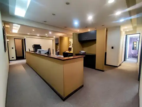 Oficina 7 ambientes con 2 baños