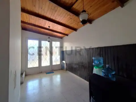 Casa 6 ambientes con 2 baños