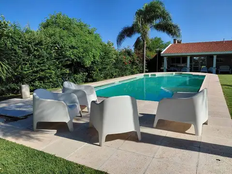 Casa 8 ambientes con 4 baños