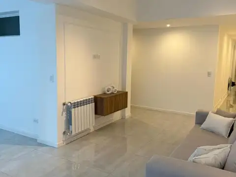 Departamento de tres ambientes a la calle con balcón y vista lateral al mar, Luro 2500, Centromento