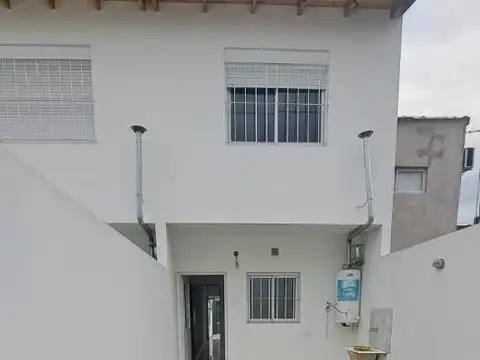 Depto Tipo Casa en Venta en Villa Luzuriaga, USD 110.000