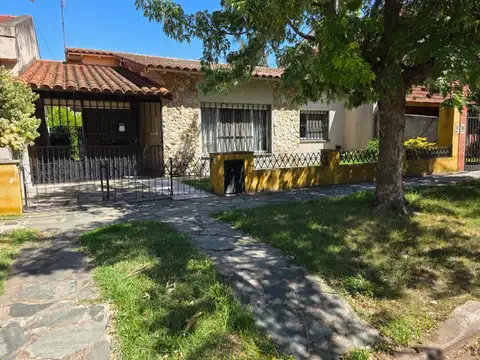 En Venta en Ciudad Jardin Chalet 3 Ambientes Lote 230 m F: 10885