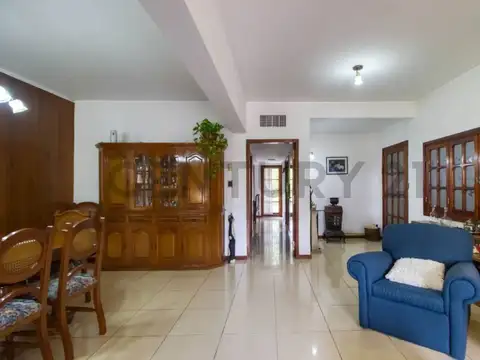 Casa 4 ambientes con 2 baños