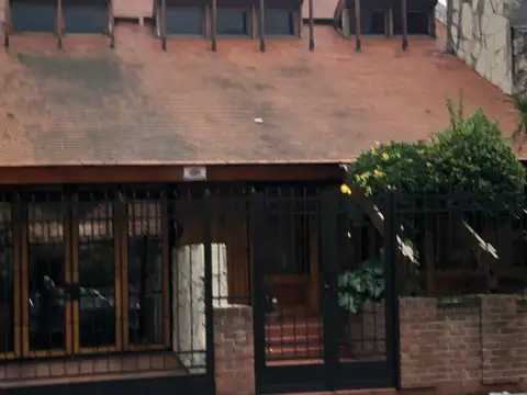 CASA CON BUEN DISEÑO -AMBIENTES AMPLIOS Y COMODOS - DEPENDENCIA DE SERVICIO - ESCRITORIO-EN DOS PLAN