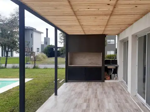 Casa en Alquiler con 6 cocheras