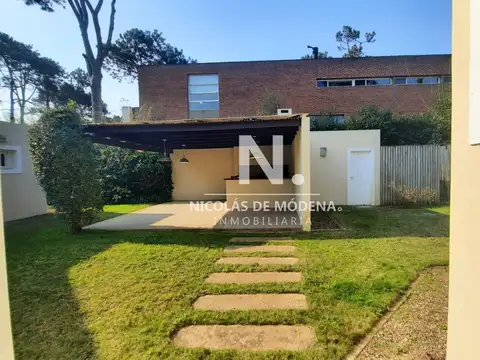 Exclusiva casa de 4 dormitorios con piscina en Punta del Este en venta