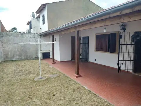 GRAN CASA EN LOTE PROPIO EN MAR DEL TUYU SOBRE CALLE 3