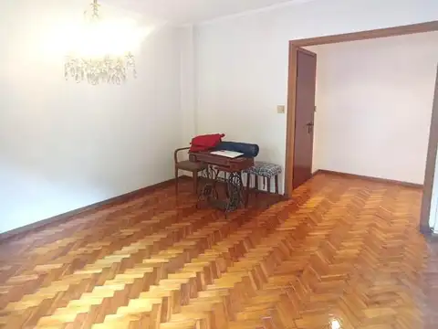 Departamento de 3 ambientes con patio PB en Venta