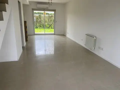 VENTA 4 AMBIENTES C/JARDIN - COCHERA APTO CREDITO