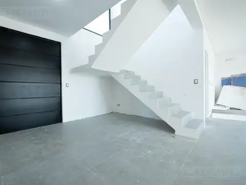 Casa 5 ambientes con 4 baños