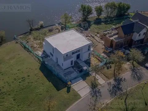 Av de los lagos Barrio Golf PG casa a la Laguna