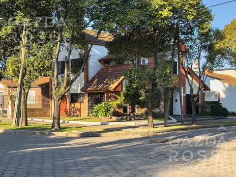 Casa en Venta con 3 cocheras