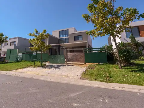 Casa 6 ambientes con 4 baños