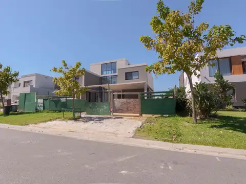 Casa en Venta con 3 cocheras