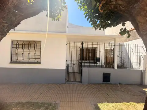 Importante Casa en venta en Barrio Parque Bernal.
