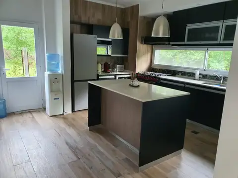 Casa 9 ambientes con 4 baños