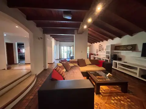 VENTA CASA DE CATEGORÍA 3 DORMITORIOS CON PILETA