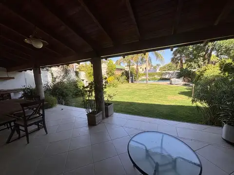 Casa 6 ambientes con 2 baños