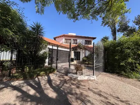 Casa en Venta con 2 cocheras