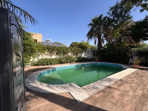 VENTA CASA DE CATEGORÍA 3 DORMITORIOS CON PILETA