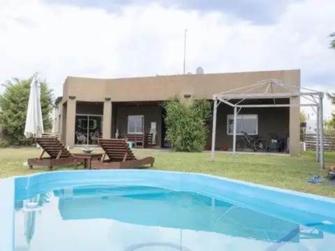 Casa 4 ambientes con 2 baños