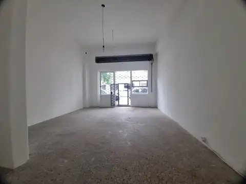 LOCAL AL FRENTE EN PARQUE CHACABUCO