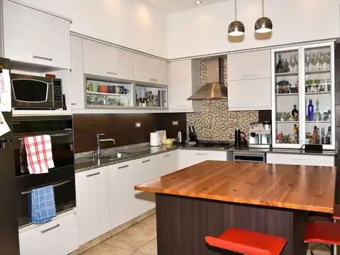 Casa 5 ambientes con 4 baños