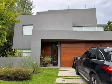 Casa 4 ambientes con 4 baños