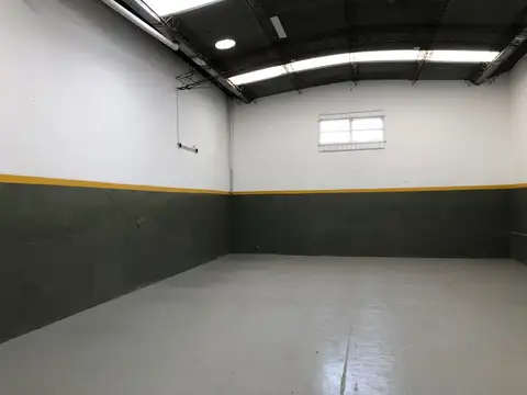 Galpon c/ entrada para camiones en ALQUILER  -zona Parque Patricios -
