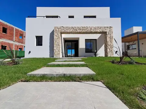 Casa 5 ambientes con 4 baños