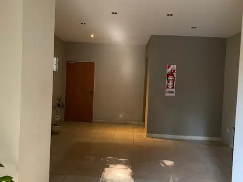 Excelente monoambiente  a 3 cuadras Subte y tren. Baño completo vista abierta. Cocina a gas